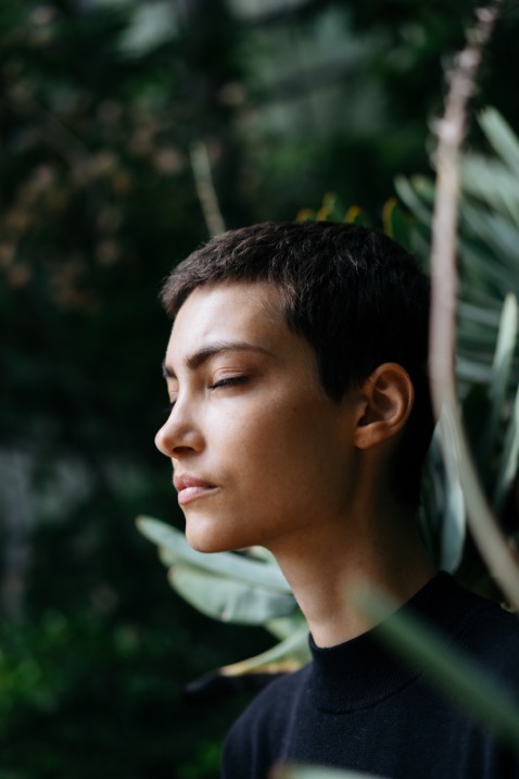 Achtsamkeit Frau Augen geschlossen Meditation