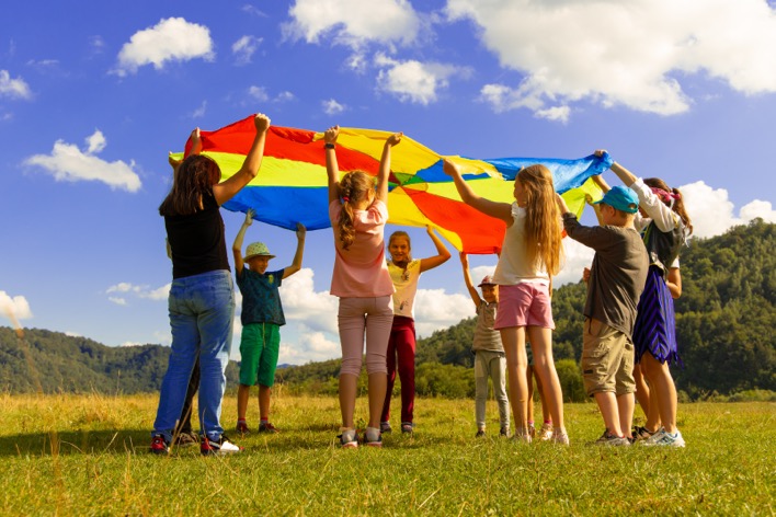 Kinder Tuch spielen