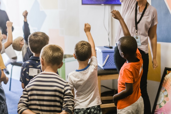 Klasse Kinder Haende strecken