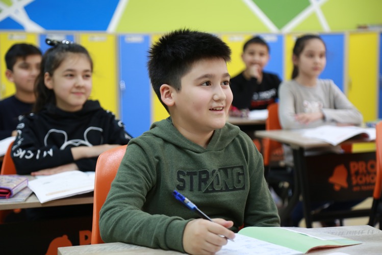 Schulzimmer Kinder am Pult